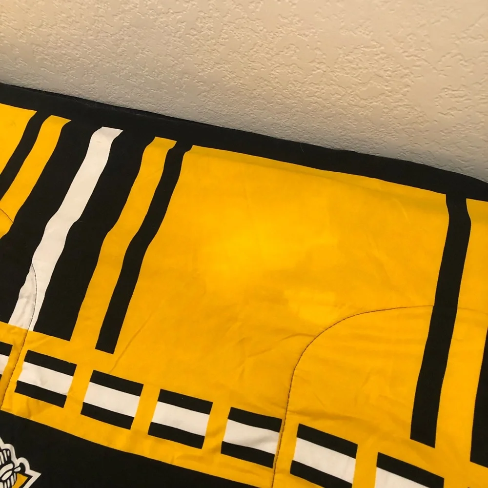 NHL Pittsburgh Penguins Hockey Reversible Queen Size Comforter Blanket 80”x84”
